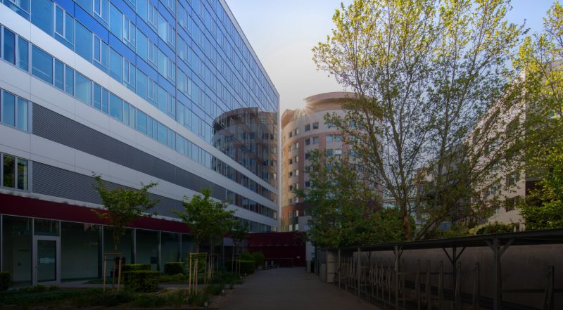 Moderné kancelárske a obchodné priestory v novostavbe v širšom centre - Budova na ulici Plynárenská, kancelárie obklopené zeleňou a modernou architektúrou.
