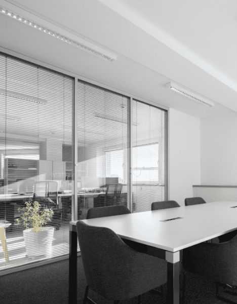 Moderné kancelárske a obchodné priestory v novostavbe v širšom centre - Moderná zasadacia miestnosť, presklené priečky pre kancelárie, lokalita na ulici Plynárenská.