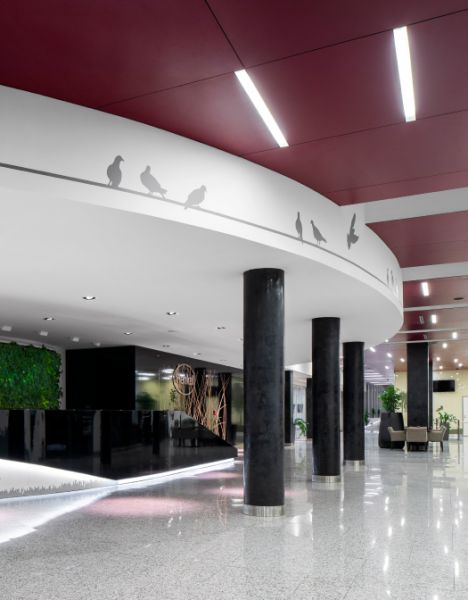 Moderné kancelárske a obchodné priestory v novostavbe v širšom centre - Recepcia kancelárie s dekoračnými siluetami, zelenou stenou a je na ulici Plynárenská.