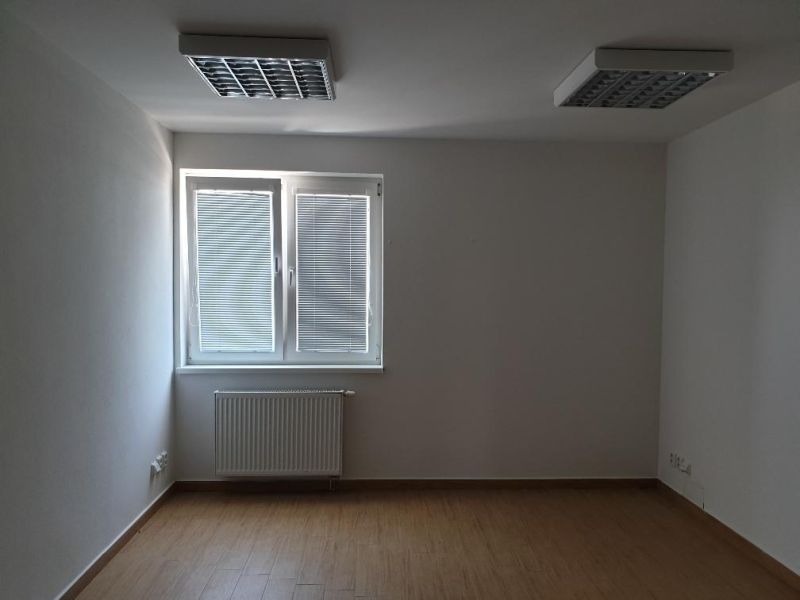 Kancelária 22m2 v menšej administratívnej budove v areáli pri Bozine. - Svetlá prázdna kancelária s podlažím na ulici Šenkvická cesta, pripravená na prenájom.