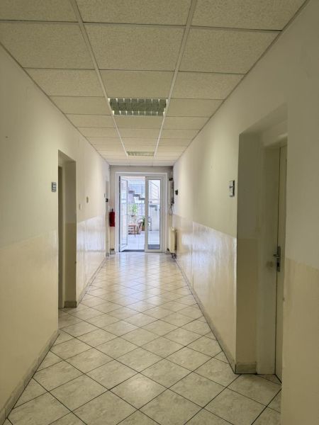 Kancelária 22m2 v menšej administratívnej budove v areáli pri Bozine. - Kancelárske priestory s keramickou dlážkou a bielymi stenami, jasné osvetlenie, dostupné zariadenie.