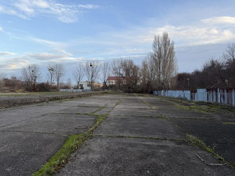 Sklad. priestory 200m2 - 1000m2, spevnené plochy do 6000m2 v areáli. - Opuštené sklady a haly v Bratislave - Rači s rozsiahlymi betónovými plochami a rastlinstvom.