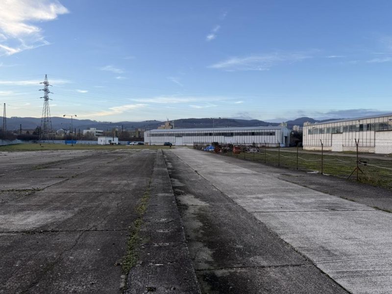 Sklad. priestory 200m2 - 1000m2, spevnené plochy do 6000m2 v areáli. - Exteriér skladov a hál v Bratislave - Rači s priľahlou betónovou plochou.