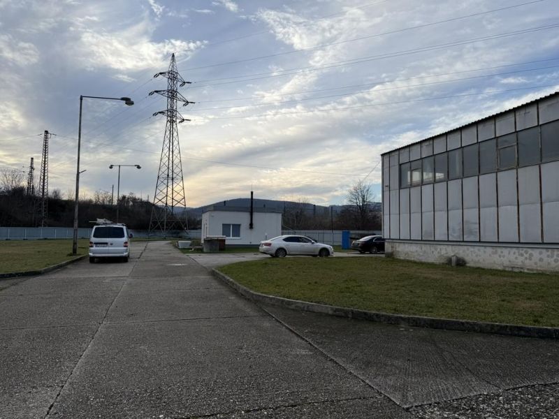 Sklad. priestory 200m2 - 1000m2, spevnené plochy do 6000m2 v areáli. - Sklady a haly v Bratislave - Rači s autami a elektrickým vedením na pozadí.
