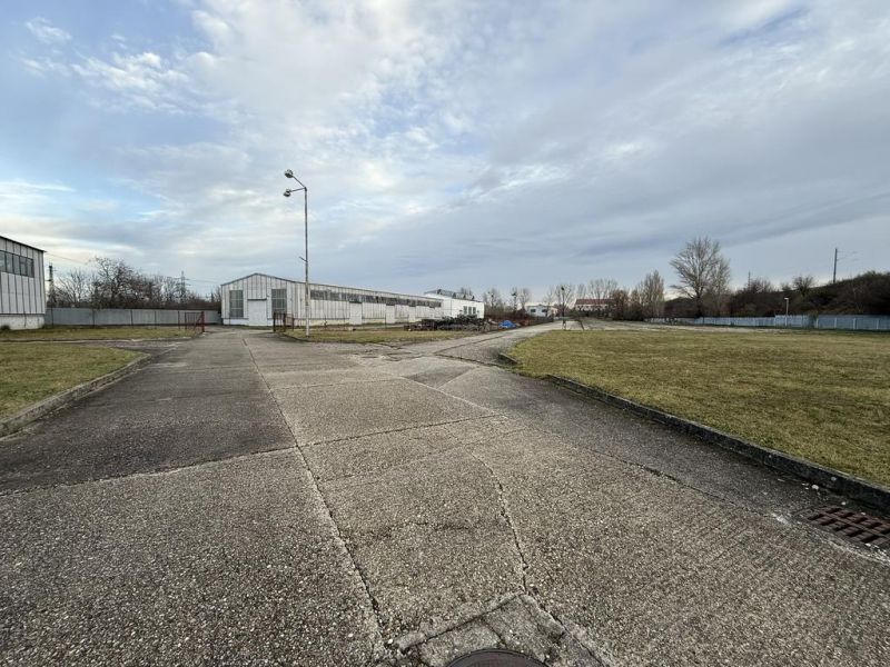 Sklad. priestory 200m2 - 1000m2, spevnené plochy do 6000m2 v areáli. - Sklady a haly v Bratislave-Rači so spevnenými cestami a trávnatými plochami.
