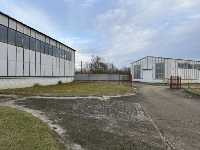 Sklad. priestory 200m2 - 1000m2, spevnené plochy do 6000m2 v areáli. - Sklady a haly v Bratislave - Rači so spevnenou betónovou plochou a trávnikom.