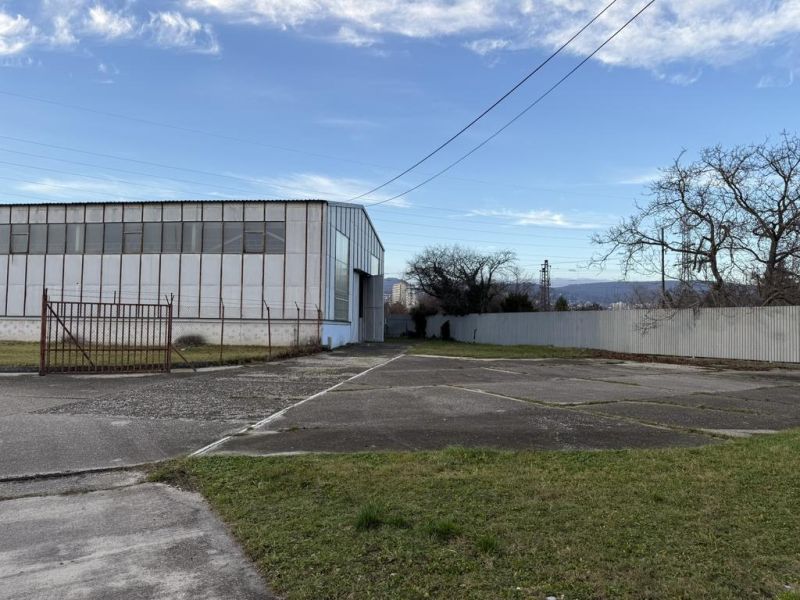 Sklad. priestory 200m2 - 1000m2, spevnené plochy do 6000m2 v areáli. - Priemyselná budova s plotom a zeleňou v areáli Skladov a hál v Rači, Bratislava.