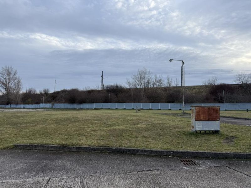 Sklad. priestory 200m2 - 1000m2, spevnené plochy do 6000m2 v areáli. - Trávnatá plocha so stromami a oplotením v oblasti skladov a hál Bratislava - Rača.