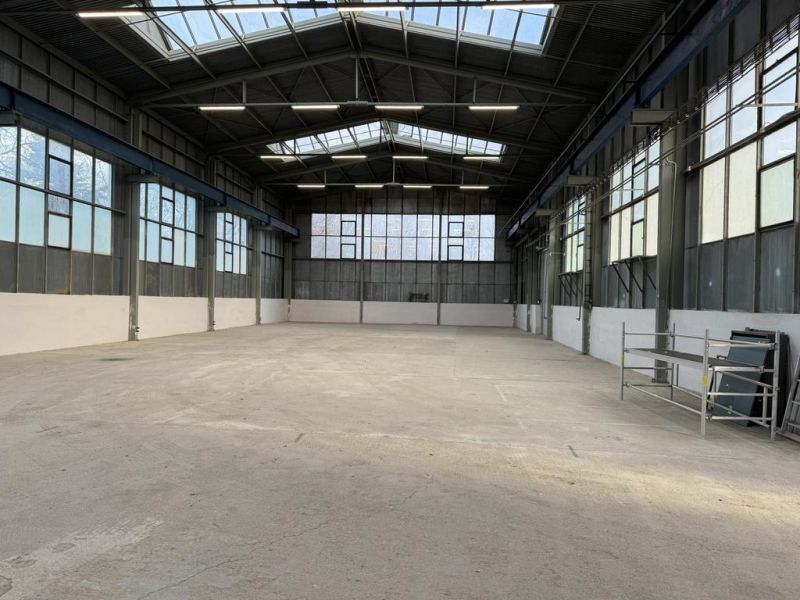 Sklad. priestory 200m2 - 1000m2, spevnené plochy do 6000m2 v areáli. - Priestranná hala v lokalite Sklady a haly s vysokým stropom a svetlíkmi.