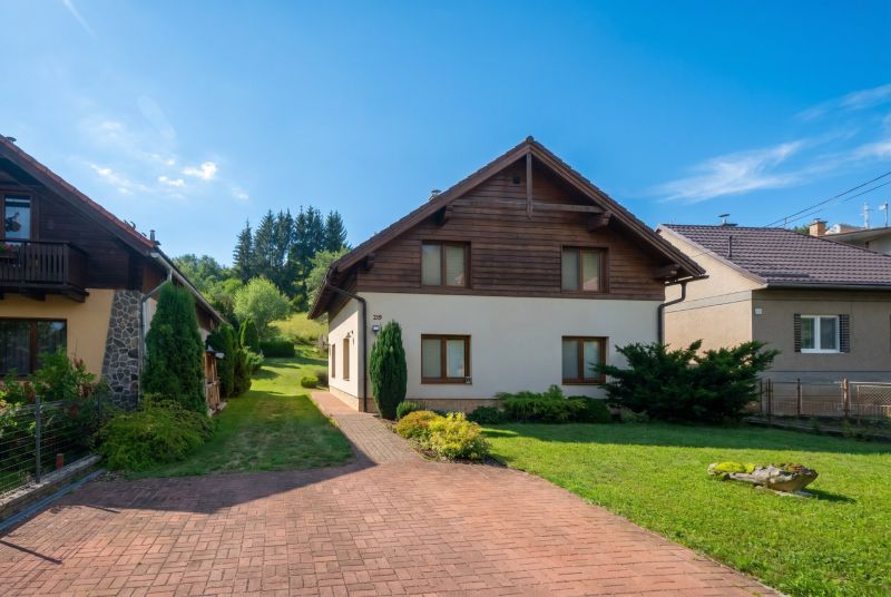 | Výnimočný rodinný dom s pozemkom 1516 m2 Nízke Tatry - Rodinný dom v Hornej Lehote obklopený záhradou s trávnikom a príjazdovou cestou.