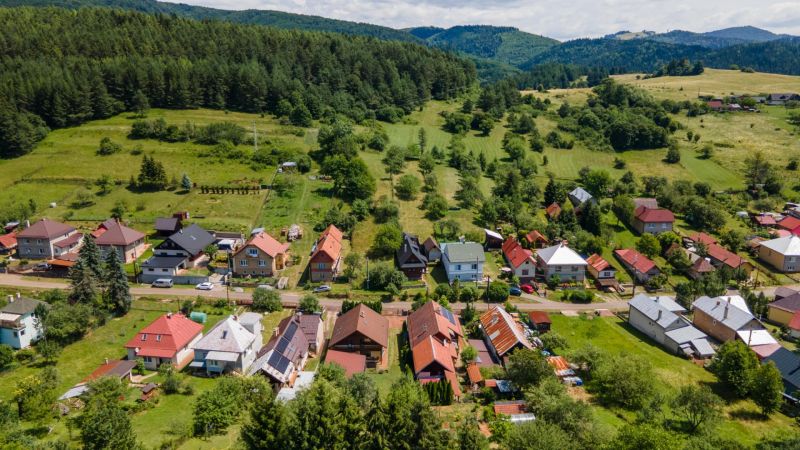 | Výnimočný rodinný dom s pozemkom 1516 m2 Nízke Tatry - Rodinné domy v Hornej Lehote obklopené zelenými kopcami a hustými lesmi.