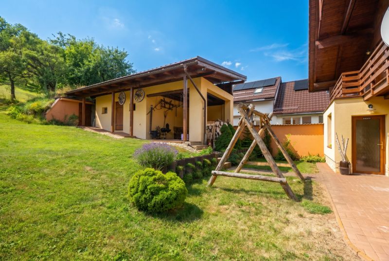 | Výnimočný rodinný dom s pozemkom 1516 m2 Nízke Tatry - Rodinný dom v Horní Lehote s dreveným prístreškom a veľkým trávnatým dvorom.
