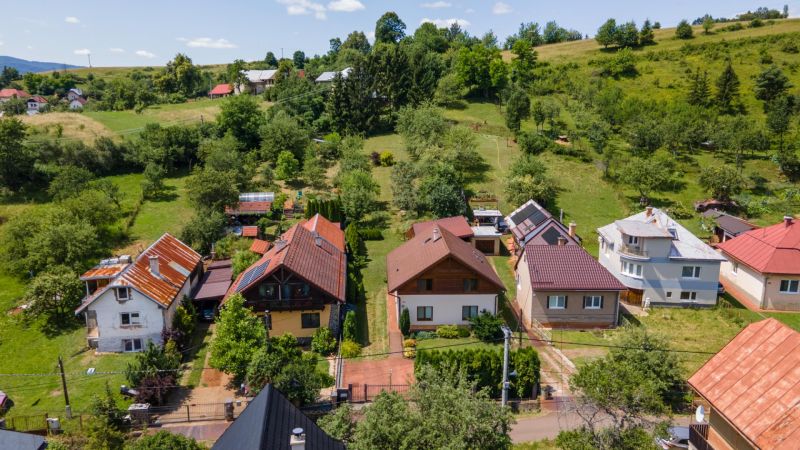 | Výnimočný rodinný dom s pozemkom 1516 m2 Nízke Tatry - Rodinné domy v Hornej Lehote obklopené zeleňou a kopcovitým terénom.