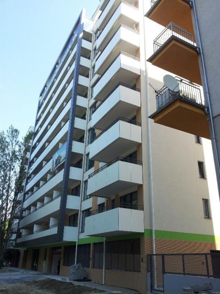 Pre nášho VIP klienta hľadáme 2i - 3i. byt v Bratislave II.. - Budova s balkónmi, vhodná na 3-izbový byt v príjemnom prostredí.