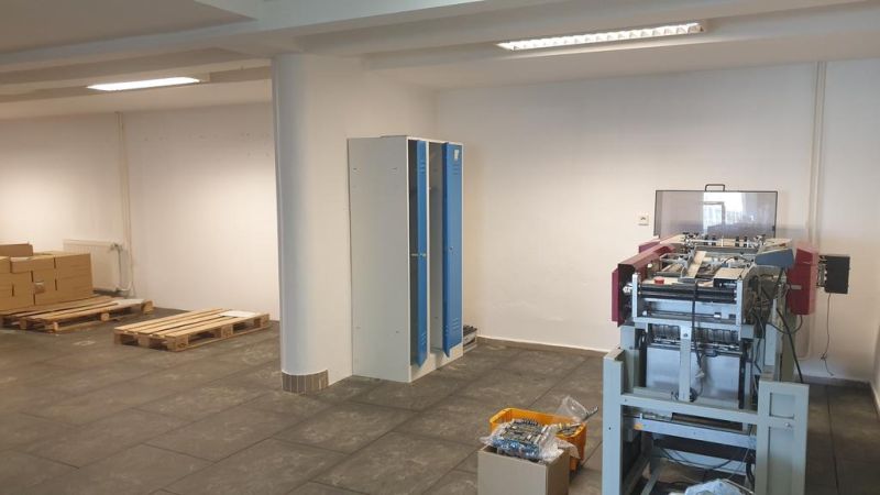 Skladovo-kancelársky, príp. obchodný priestor a kancelárie v areáli. - V sklade na ulici Nádražná sú zásoby a stroje, vhodné pre sklady a haly.