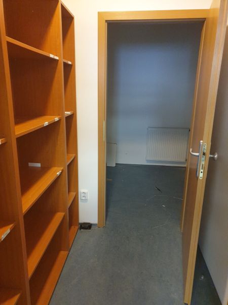 Nová, lepšia cena! Obchodný priestor v centre. Lichnerova - Na obrázku je knihovňa a otvorené dvere v obchodnom priestore na ulici Lichnerova.