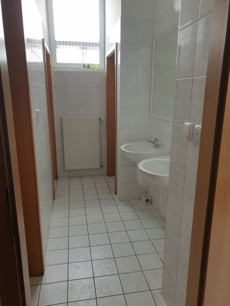 Nová, lepšia cena! Obchodný priestor v centre. Lichnerova - Kúpeľňa na ulici Lichnerova so sanitárnym vybavením ideálnym pre obchodné priestory.