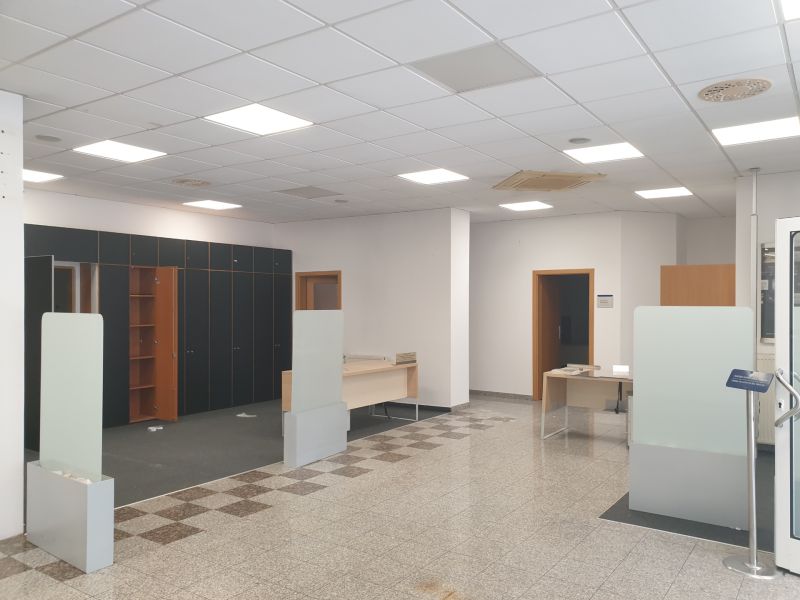 Nová, lepšia cena! Obchodný priestor v centre. Lichnerova - Interiér obchodného priestoru s pultmi a poličkami, na ulici Lichnerova, pripravený na využitie.