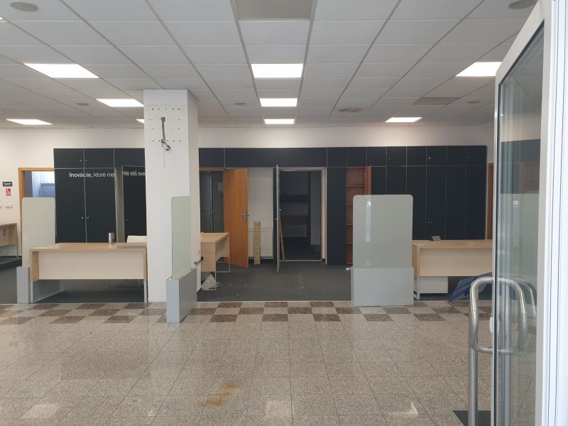 Nová, lepšia cena! Obchodný priestor v centre. Lichnerova - Interiér obchodných priestorov na ulici Lichnerova, priestranné priestory pre rôzne využitie.