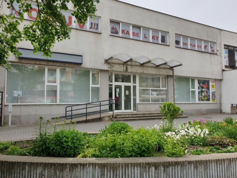 Nová, lepšia cena! Obchodný priestor v centre. Lichnerova - Budova s obchodnými priestormi na ulici Lichnerova, vpredu kvitnúce rastliny.