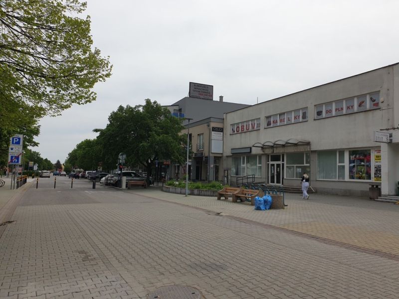 Nová, lepšia cena! Obchodný priestor v centre. Lichnerova - Na ulici Lichnerova sú obchody a parkovisko, vedľa obchodné priestory a zeleň.