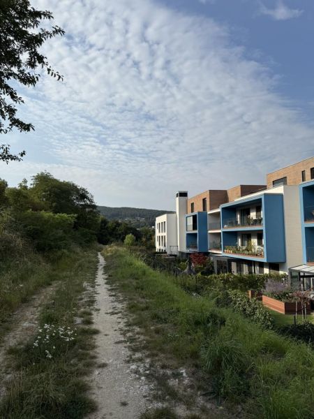 Nová cena ! Stavebný pozemok pre investíciu alebo rekreáciu.  - Chodník vedie popri moderných bytových domoch na Frankovskej ulici, Bratislava - Vinohrady.