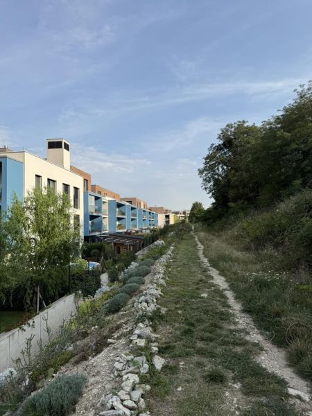 Nová cena ! Stavebný pozemok pre investíciu alebo rekreáciu.  - Radové domy pri ceste na Frankovskej ulici v Bratislave – Vinohrady, pozemky vhodné na bývanie.
