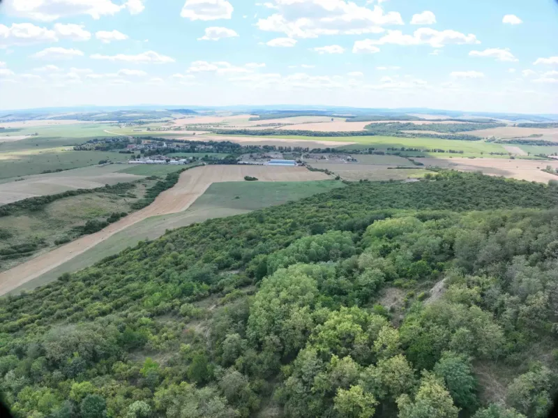 Behynce – 5.439 m2 LESNÝ pozemok v podiele 1/1 – Predaj - Letecký pohľad na poľnohospodárske a lesné pozemky v okolí Tornale.