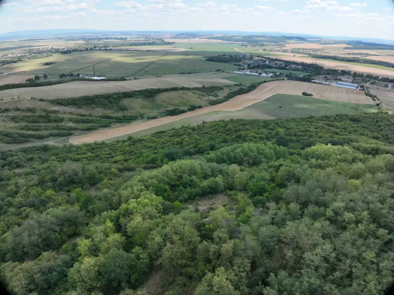 Behynce – 5.439 m2 LESNÝ pozemok v podiele 1/1 – Predaj - Poľnohospodárske a lesné pozemky v Tornali s panoramatickým výhľadom na okolitú krajinu.