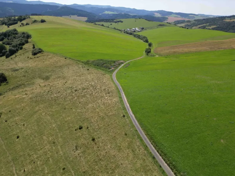 Vyšné Ružbachy – 1.016 m2 POZEMOK na CHATKU – Predaj - Zvláštne nehnuteľnosti v okolí Starej Ľubovne ponúkajú malebné pohľady na zelené údolia.