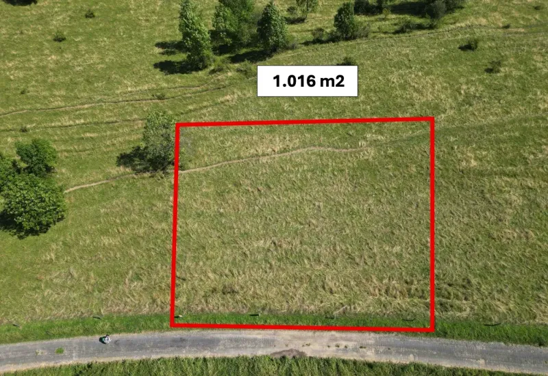 Vyšné Ružbachy – 1.016 m2 POZEMOK na CHATKU – Predaj - Pozemok 1.016 m² s trávou a stromami, Stará Ľubovňa, Zvláštne nehnuteľnosti.