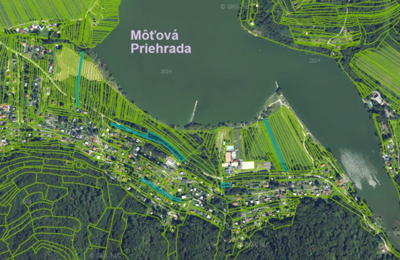 Pozemky 300m2-5000m2 pri priehrade, pôda, les- urbár. Môťová - Letecký pohľad na Môťovú priehradu vo Zvolene na rekreačných pozemkoch.