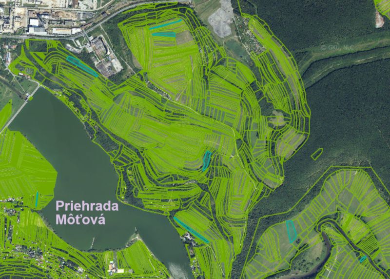 Pozemky 300m2-5000m2 pri priehrade, pôda, les- urbár. Môťová - Priehrada Môťová pri Zvolene s okolitými rekreačnými pozemkami v Môťovej.