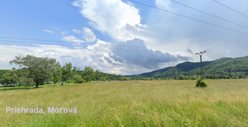 Pozemky 300m2-5000m2 pri priehrade, pôda, les- urbár. Môťová - Trávnaté Rekreačné pozemky pri vodnej priehrade v Môťovej, Zvolen, s panorámou lesov a kopcov.