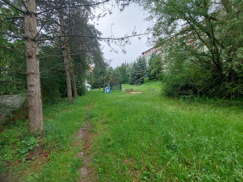 Predaj investičného pozemku. Podborová - Zeleň a detské ihrisko na pozemku na Ružovej ulici vo Zvolene.