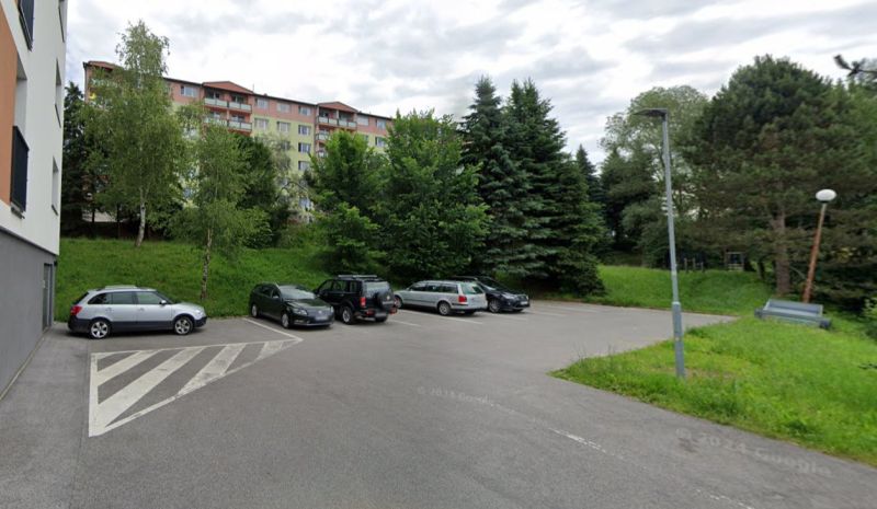 Predaj investičného pozemku. Podborová - Parkovisko pri bytových domoch na Ružovej ulici v meste Zvolen, obklopené zeleňou. Pozemky - bývanie.