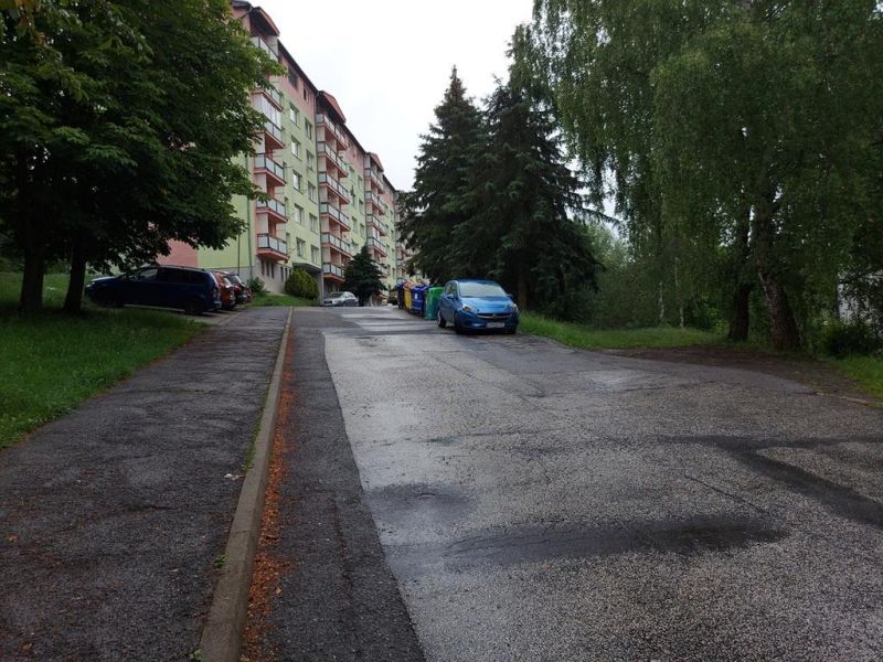 Predaj investičného pozemku. Podborová - Cesta pri bytovom dome medzi stromami na Ružovej ulici v Zvolene, Pozemky - bývanie.