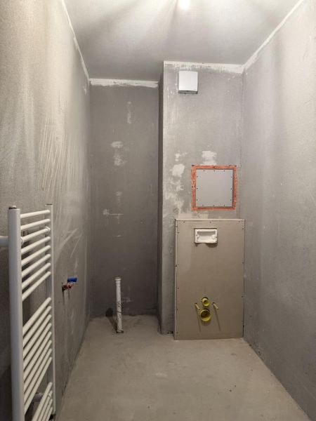 Nové skolaudované byty a apartmány vo Vajnoroch. - Nedokončená kúpeľňa v 2-izbovom byte s pripravenou prípravou na inštaláciu sanity.