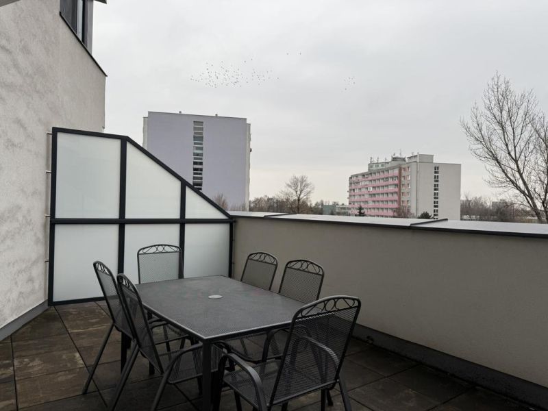Nové skolaudované byty, apartmány a obch.priestory vo Vajnoroch. - Terasa s kovovým záhradným nábytkom na Rybničnej ulici, Bratislava - Vajnory, 2-izbový byt.
