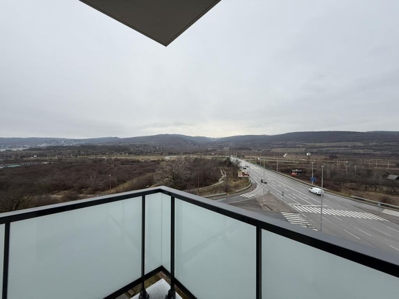 Nové skolaudované byty a apartmány v projekte Diamant. - Výhľad z balkóna na priestranstvo a cestu na Rybničnej v Bratislave - Vajnoroch.