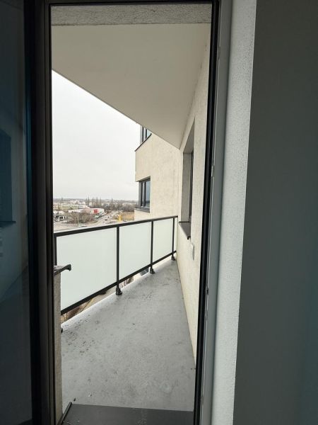 Nové skolaudované byty a apartmány v projekte Diamant. - Balkón s výhľadom z 2-izbového bytu na Rybničnej ulici v Bratislave - Vajnoroch.