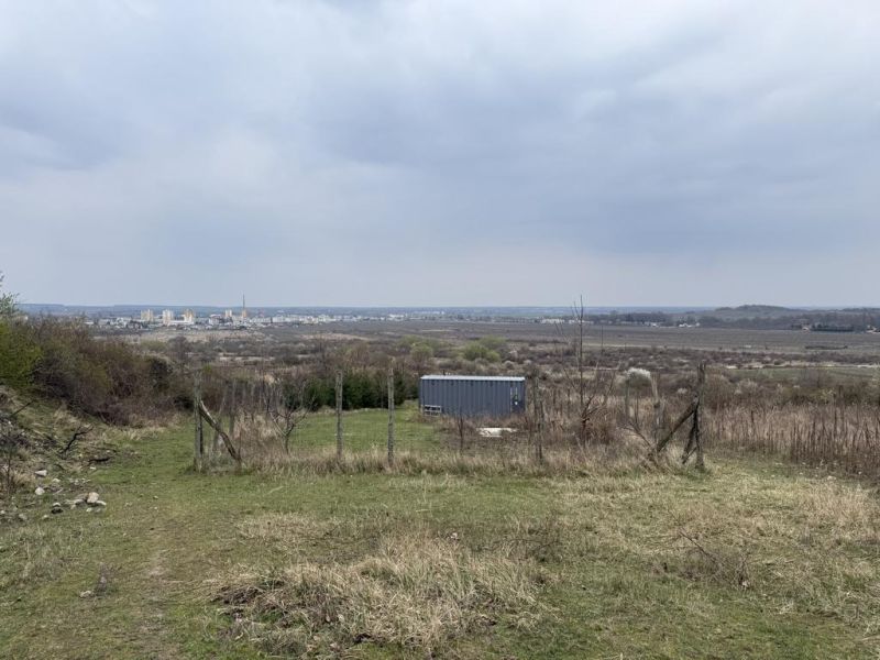 Oplotený obrábaný vinohrad so studňou.Fajgalská cesta - Pohľad na rekreačné pozemky na Fajgalskej ceste v Pezinku s panorámou mesta.