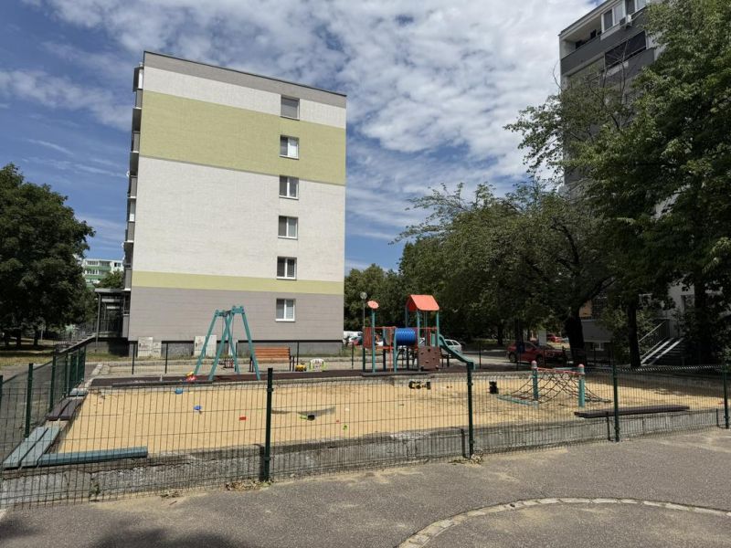 Kľúč RK-Novinka:Priestranný 2-iz.byt s loggiou.(možnosť zmeny na 3-iz) - Detské ihrisko s preliezačkami na Čiližskej ulici v Bratislave - Vrakuni.