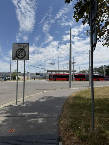 Kľúč RK-Novinka:Priestranný 2-iz.byt s loggiou.(možnosť zmeny na 3-iz) - Autobus vidieť na ulici Čiližská, Bratislava - Vrakuňa, v pozadí dopravné značenie.