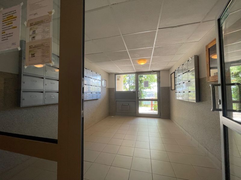 | 1 - izbový byt na ul. Hany Meličkovej, Dlhé diely, BA IV - Chodba s poštovými schránkami a presklenými dverami, Bratislava - Karlova Ves, Hany Meličkovej.