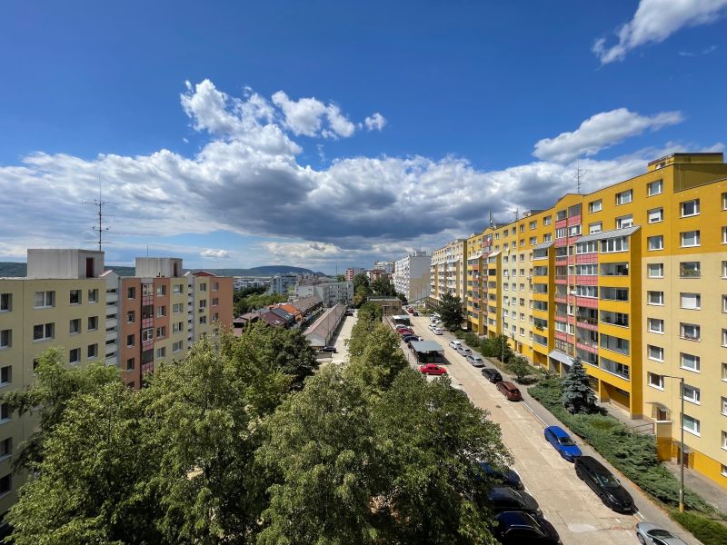 | 1 - izbový byt na ul. Hany Meličkovej, Dlhé diely, BA IV - Sídlište na Hany Meličkovej v Bratislave - Karlovej Vsi s množstvom zelene.