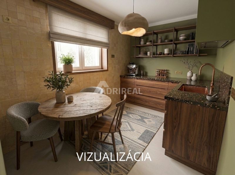 PREDAJ: 2i byt; 65 m2; CENTRUM - KRUPINA; 84.500 €  - Kuchyňa v 2-izbovom byte s dreveným nábytkom a okrúhlym stolom.