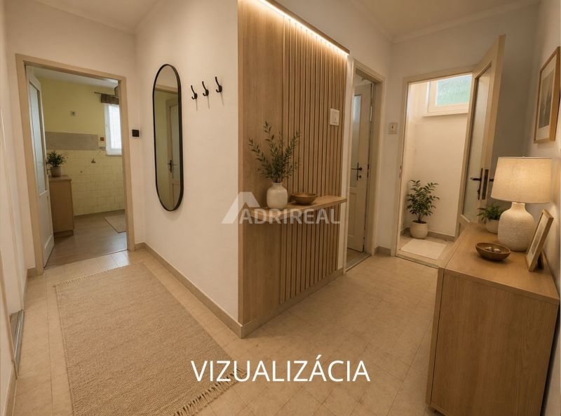 PREDAJ: 2i byt; 65 m2; CENTRUM - KRUPINA; 84.500 €  - Interiér 2-izbového bytu s dlažbou, kvetmi a veľkým zrkadlom na stene.