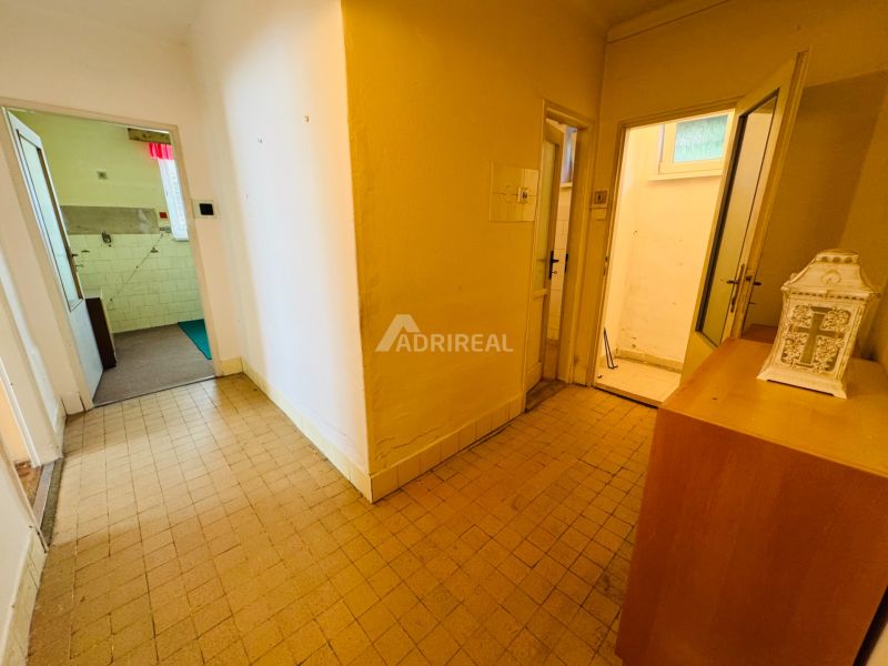 PREDAJ: 2i byt; 65 m2; CENTRUM - KRUPINA; 84.500 €  - Chodba 2-izbového bytu s dlažbou a viacerými otvorenými dverami.