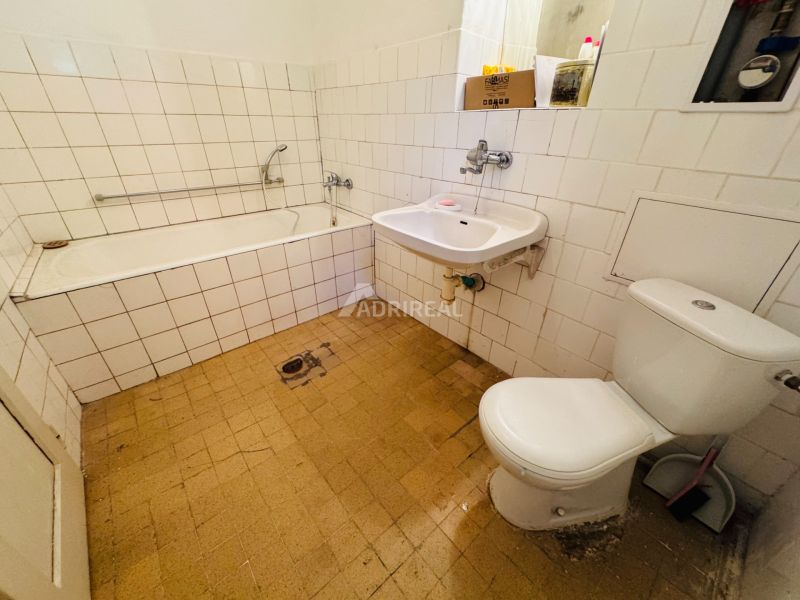 PREDAJ: 2i byt; 65 m2; CENTRUM - KRUPINA; 84.500 €  - Kúpeľňa v 2-izbovom byte s vaňou, umývadlom a toaletou, obložená bielymi kachličkami.
